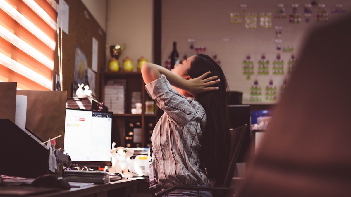 Profissional em pausa relaxante no escritório